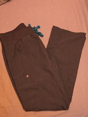 Figs Women's KADE Cargo Scrub Pants, Graphite, Size Small